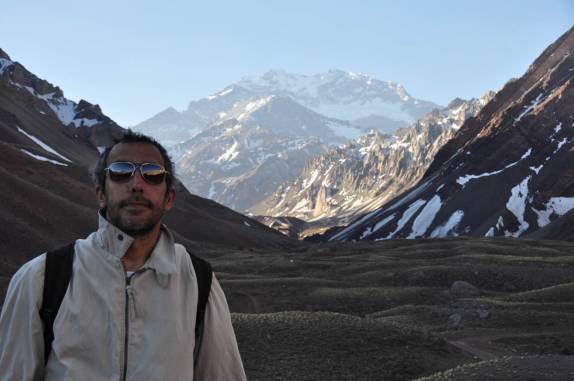Posando com a maior montanha das Américas e do hemisfério, o Aconcágua, na Argentina